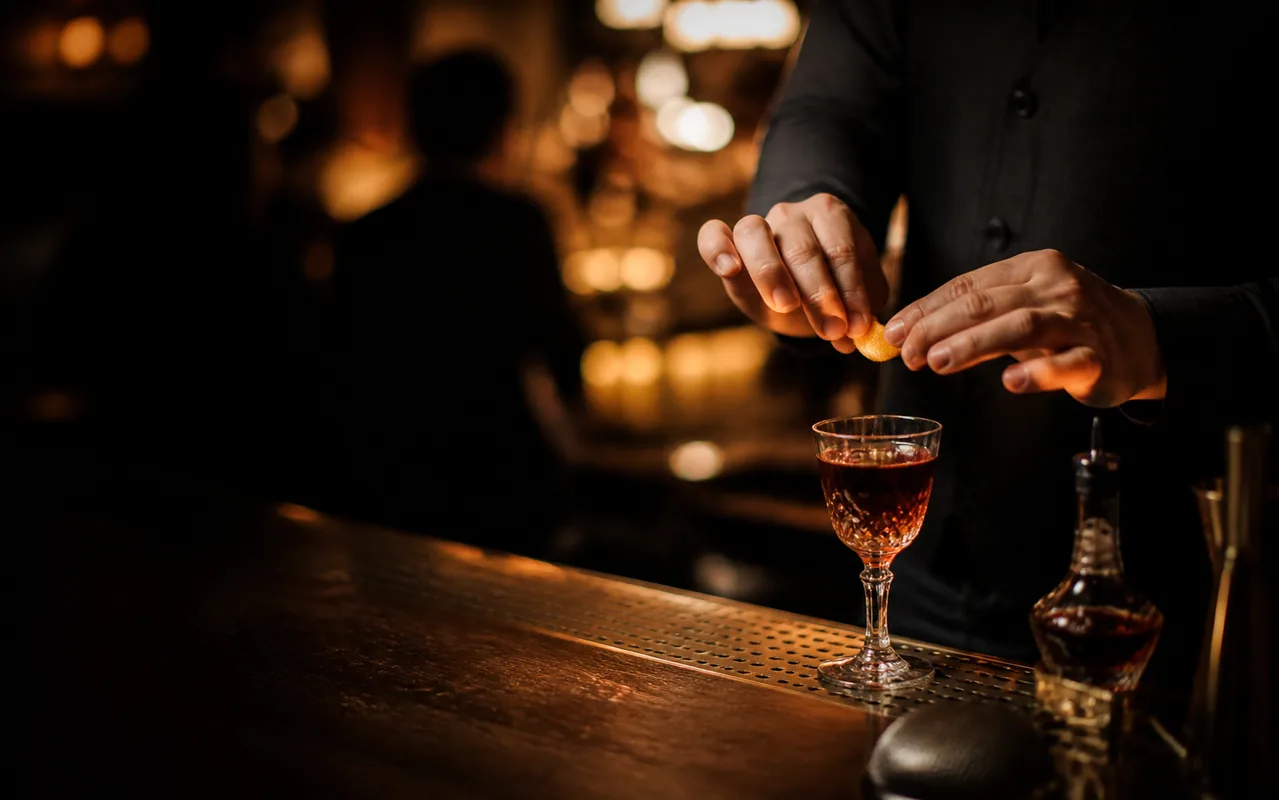 Cocktail préparé avec soin au bar