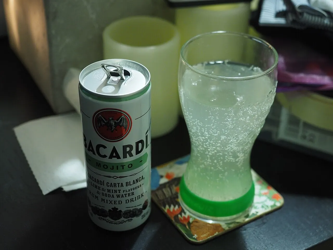 Cocktail mojito servi dans un verre avec menthe et citron vert