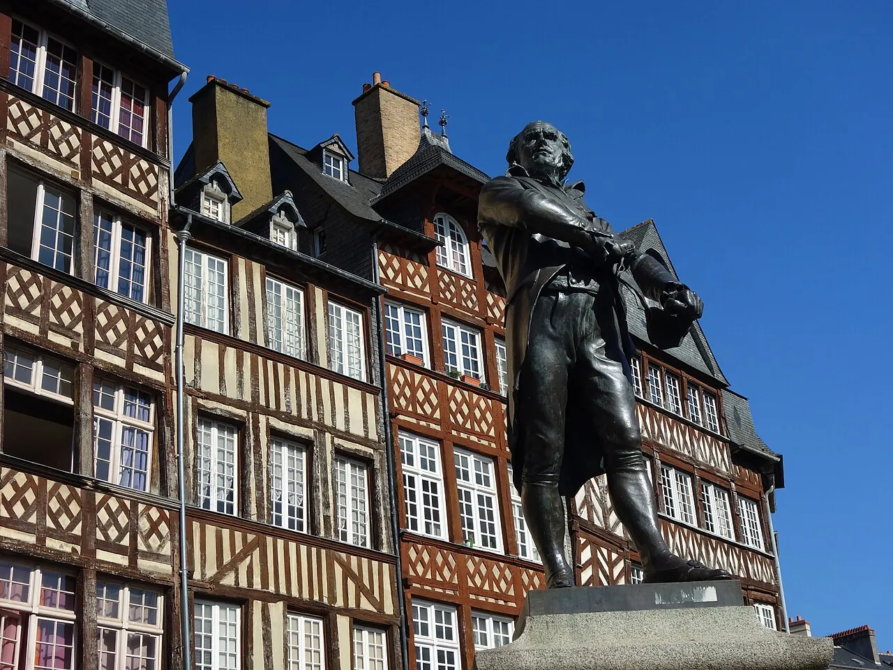 Maisons à pans de bois et statue de Leperdit sur la place du Champ-Jacquet à Rennes